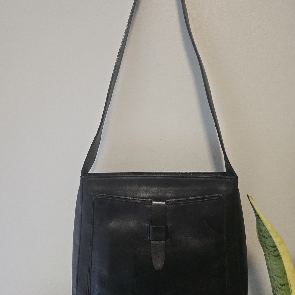Kenneth Cole Black Messenger Bag Sleek Design